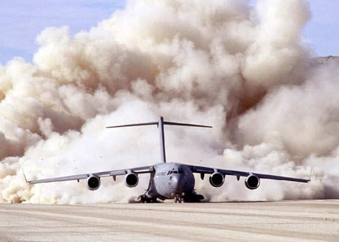 Boeing_C-17_Takeoff_On_Dirt_Runway.jpg
